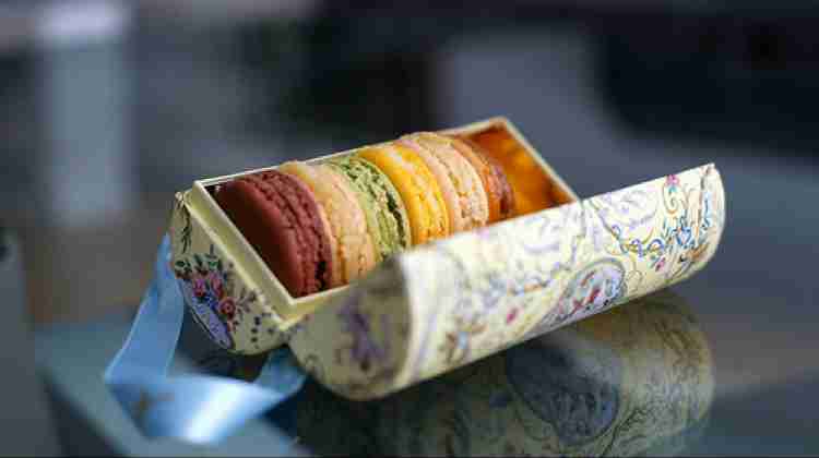 12 Vanilla Macaroons