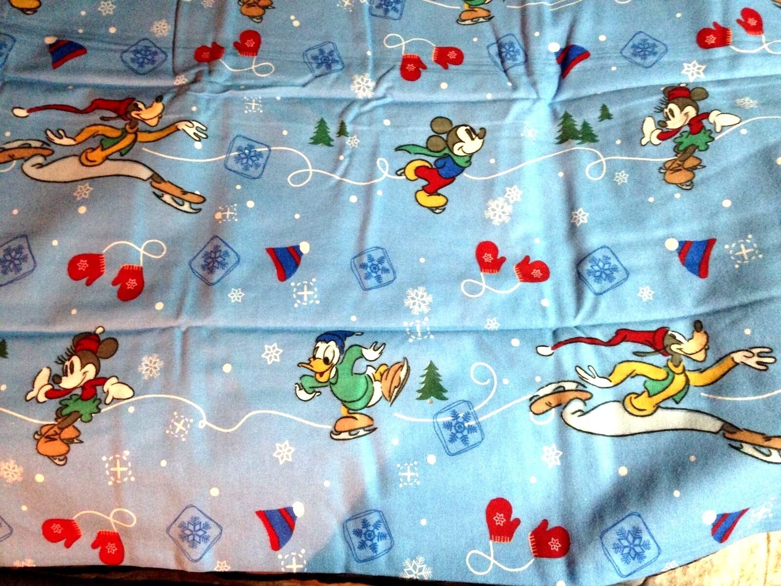 Disney Mickey , Goofy , Minnie and Donald Christmas Queen Sheet Set New