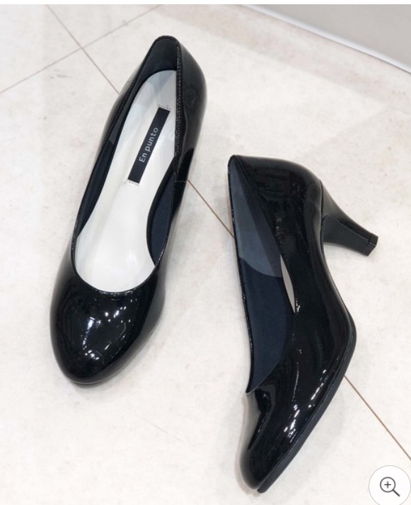 Black pumps