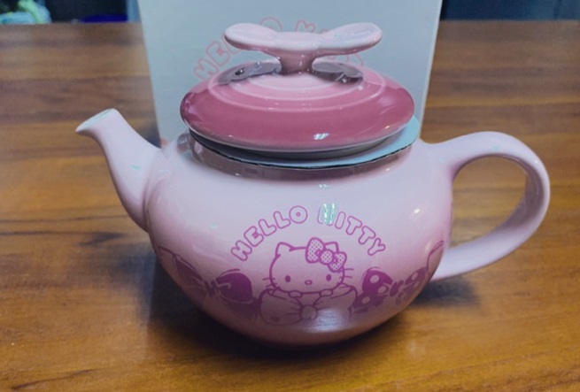 Hello Kitty Teapot with Bow Lid